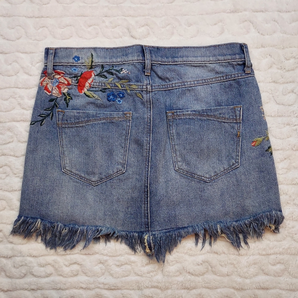 Express Denim Floral Embroidered Raw Hem Boho Jean Mini Skirt Size 8 - Picture 2 of 8
